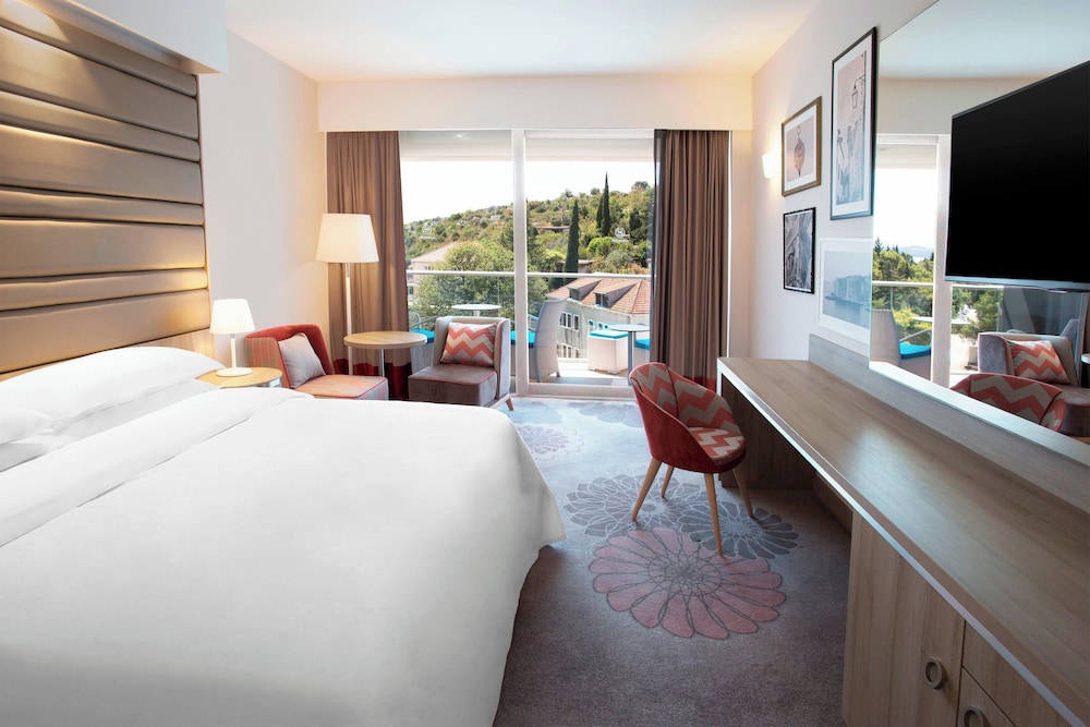 Classic Room, 1 King Bed, Courtyard View