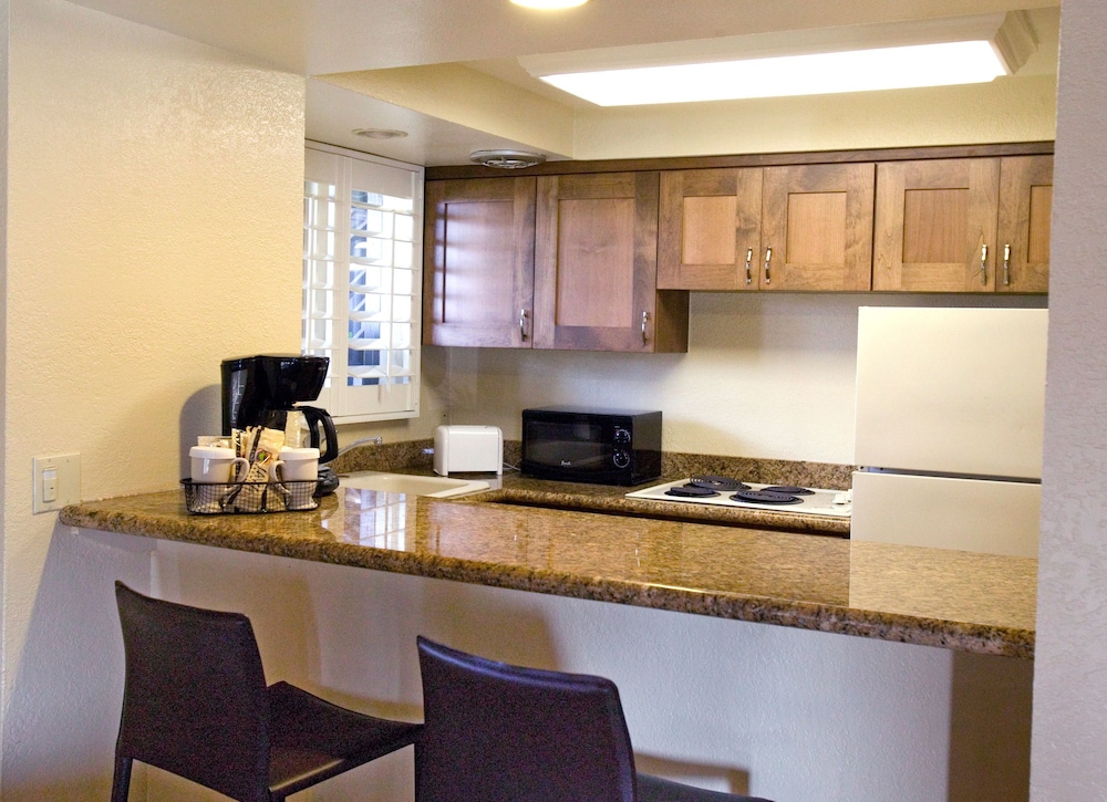 Suite, 2 Queen Beds, Kitchen, Marina View (Living Room, Sofabed, Full Kitchen) thumbnail 5