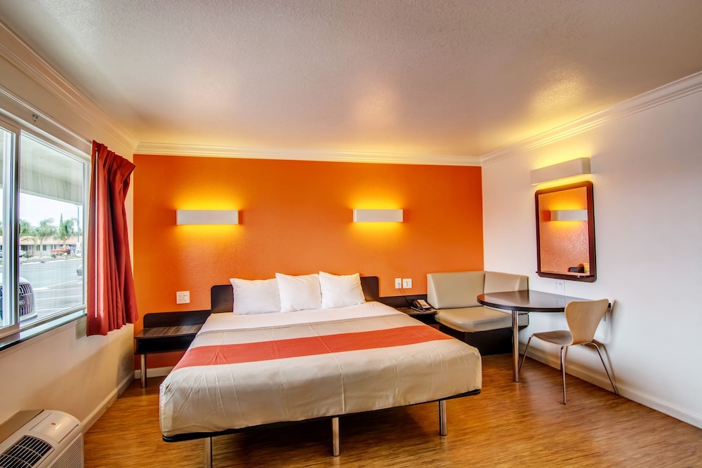 Standard Room, 1 King Bed, Accessible, Non Smoking photo 1