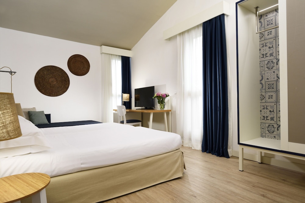 Superior Villa (Double | 1 Single Bed) - Photo 2
