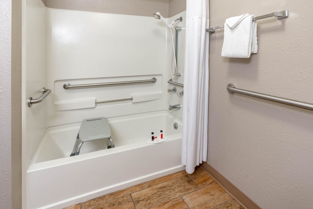 Standard Room, 1 Queen Bed (First floor room, no stairs) - Photo 3