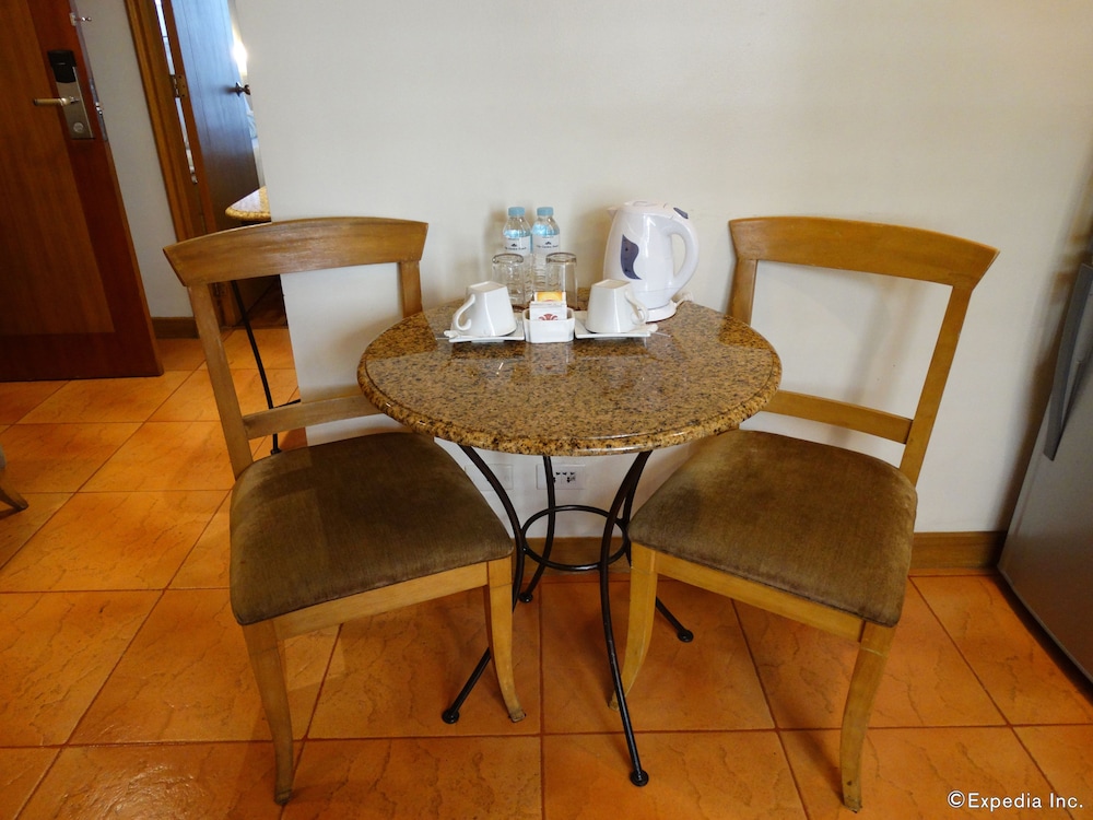 Family Room with Kitchenette - 2 Beds - Photo 4