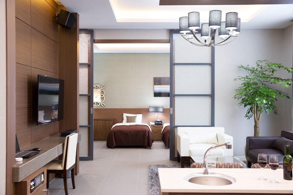 Family Suite (Free laundry and dry for 2+ nights / Pool access with fee, inquire 1 day ahead)