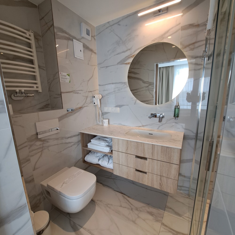 Deluxe Double or Twin Room, 1 King Bed photo 3