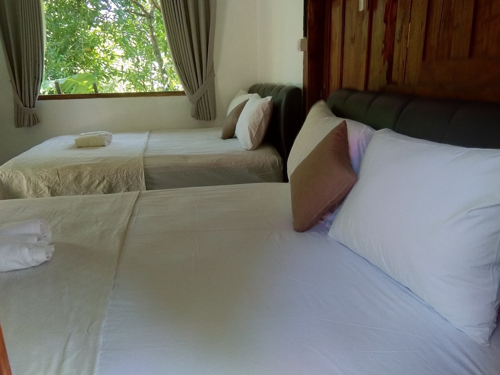 Deluxe Quadruple Room, 2 Queen Beds, Hill View photo 2