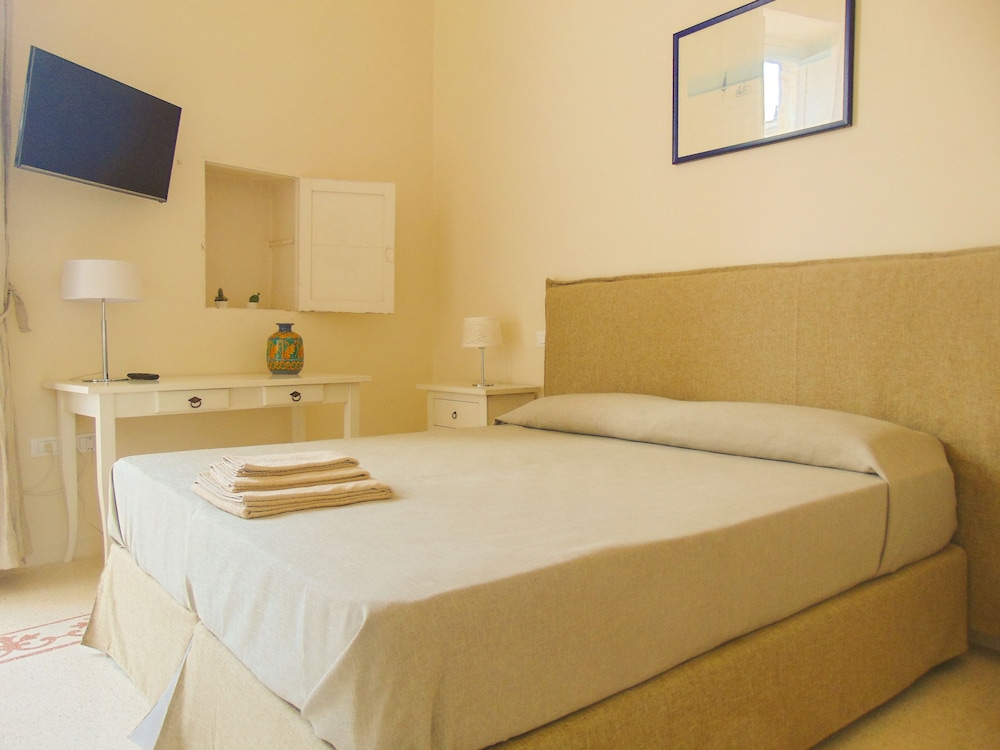 Classic Double or Twin Room, 2 Bedrooms, Ensuite, City View photo 1