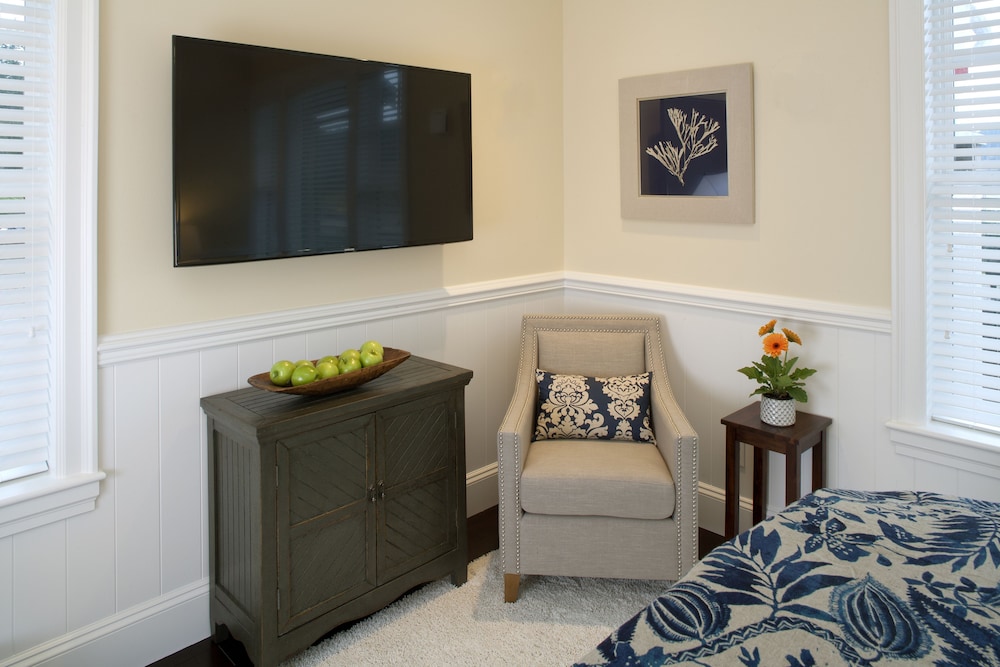 Luxury, 1 queen bed, pool view (pet friendly)