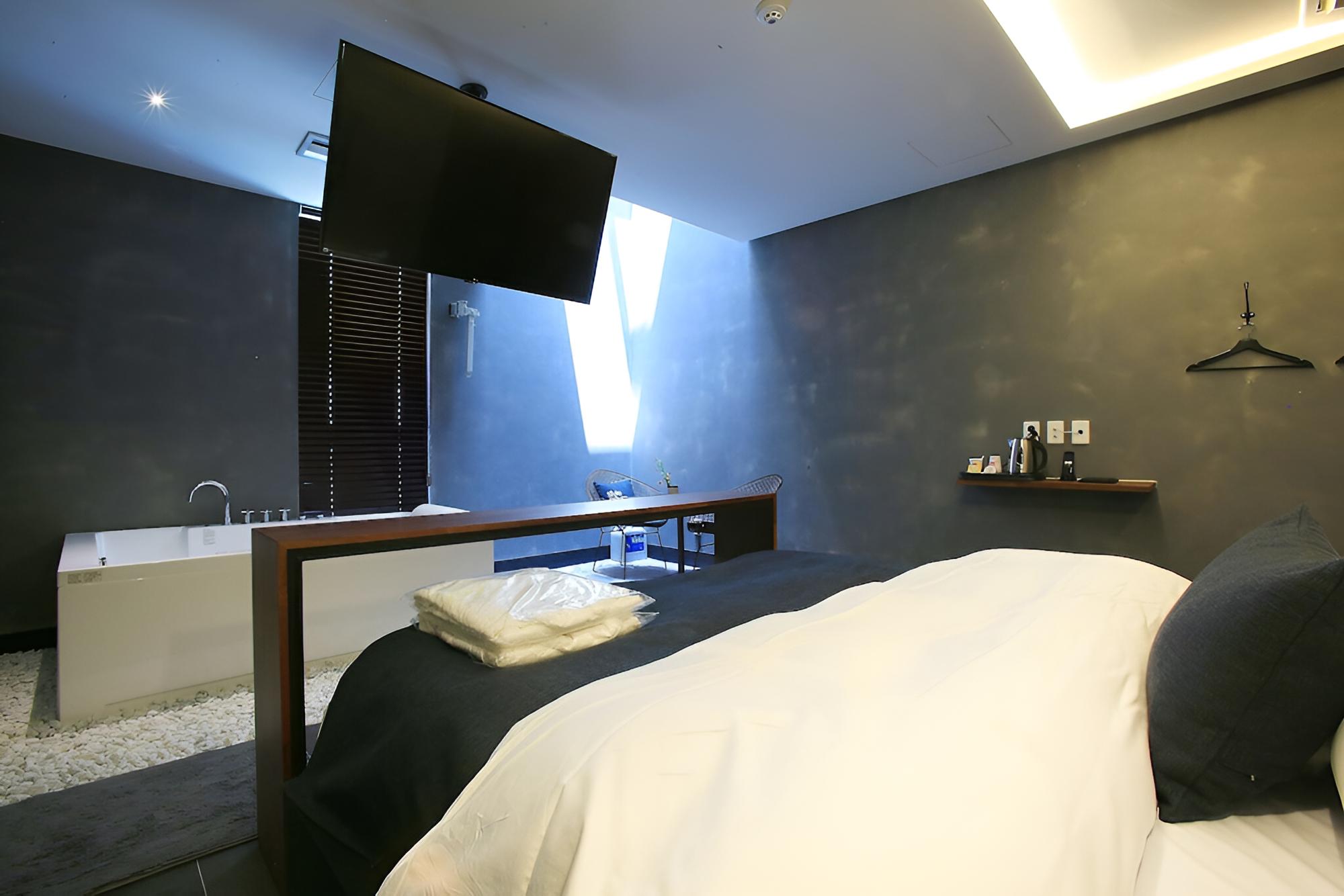 Room (Deluxe (Netflix + Wave + TV + Disney ) - Photo 2