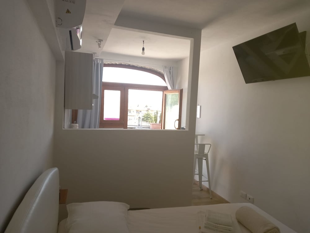 Basic Studio, 1 Queen Bed, Non Smoking, Kitchen (13) photo 2