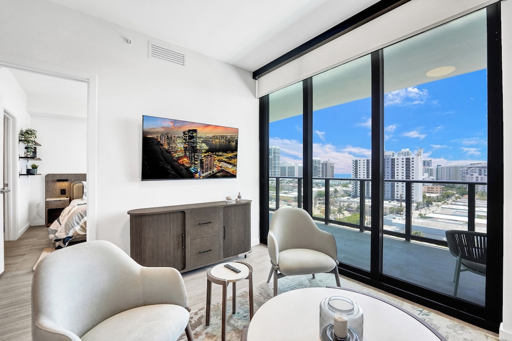 Premier 1 Bedroom With Balcony, Partial Ocean Views