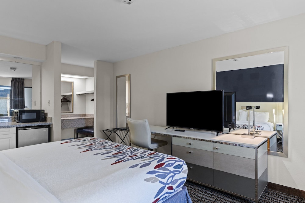 King Bed Deluxe With Wet Bar photo 1