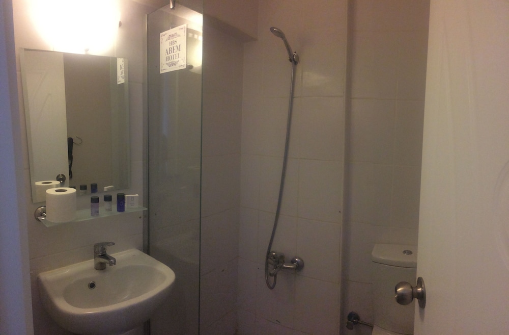 Economy Twin Room, 1 Bedroom, Smoking photo 2