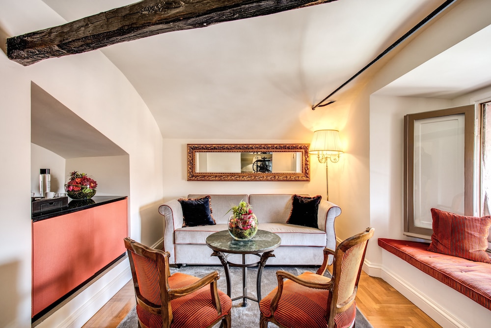 Deluxe Suite, 1 Queen Bed, City View thumbnail 6