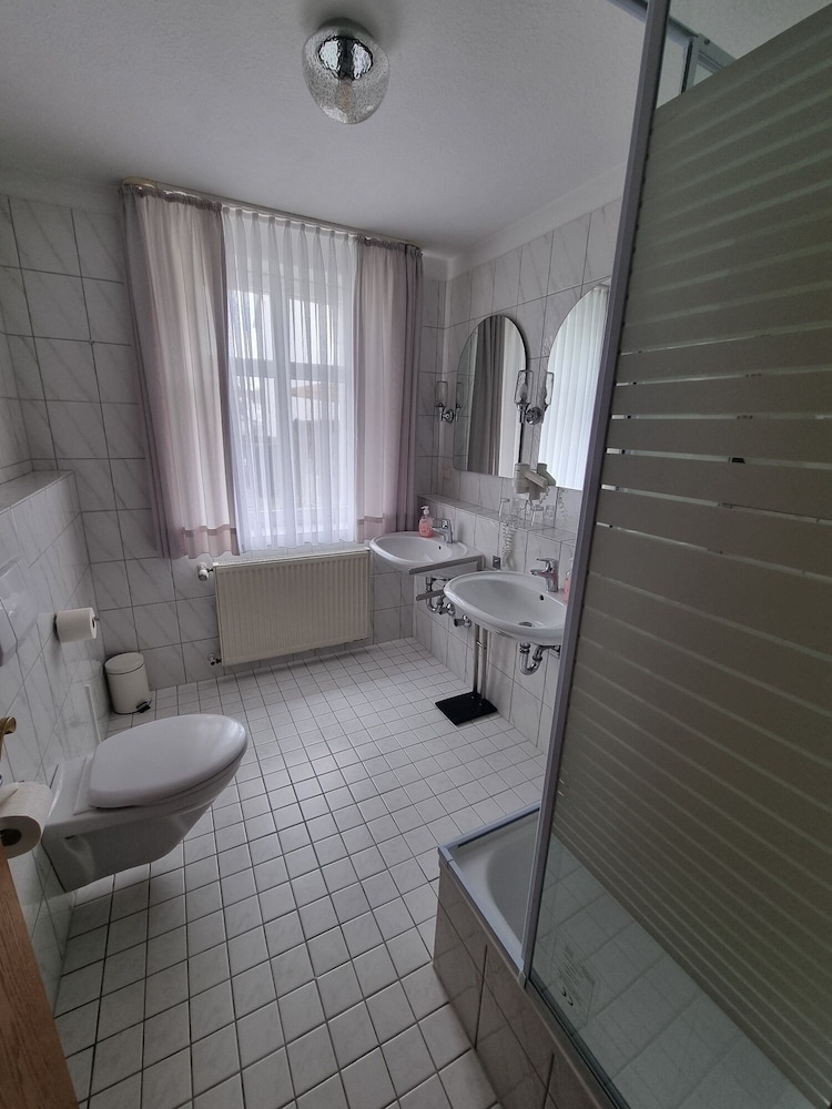 Standard Triple Room, Private Bathroom - Photo 3