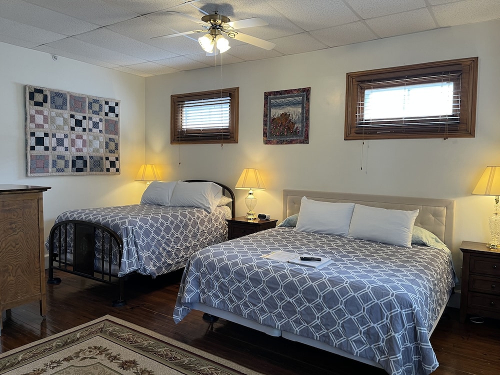Standard Room, Multiple Beds, Non Smoking, Private Bathroom (1 King Bed & 1 Full Bed (101 or 102) photo 1