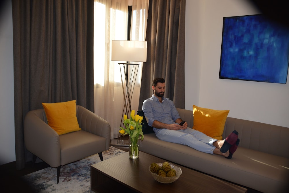 1 Bedroom Swiss Suite - Photo 11