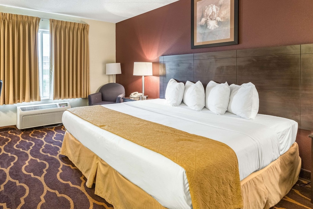Standard Room, 1 King Bed, Non Smoking - Photo 3