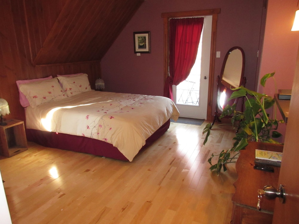 Classic Room, 1 Queen Bed, Balcony photo 1