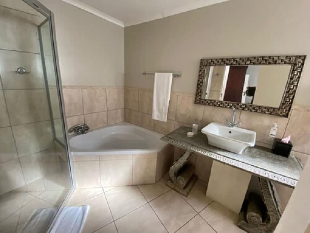Luxury Room - Photo 13