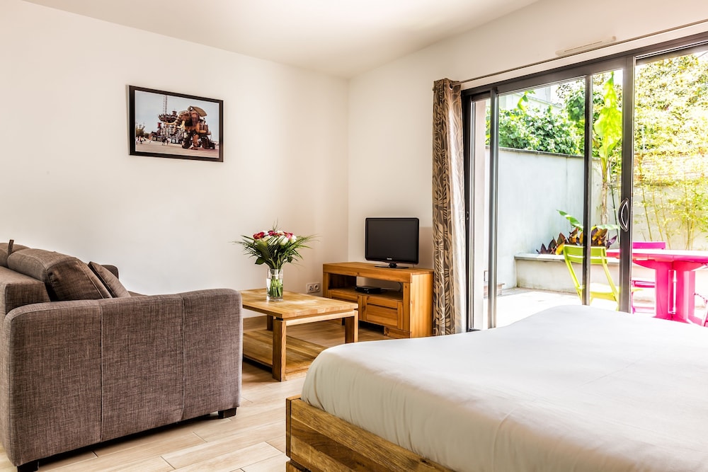 Comfort Studio Suite, 1 Queen Bed with Sofa bed, Non Smoking, Terrace photo 3
