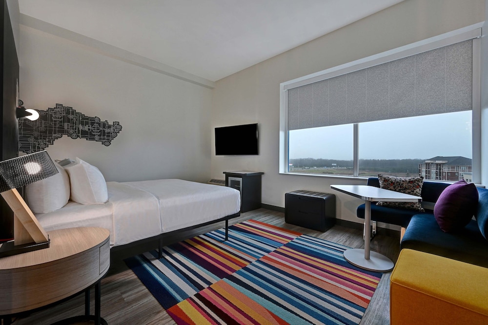 Room, 1 King Bed (Mobility/Hearing Access, Roll-in Shwr) - Photo 1