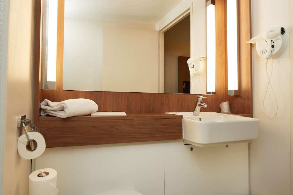Standard Room, Multiple Beds - Photo 3