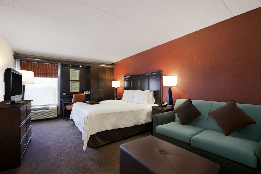 Room, 1 King Bed, Non Smoking, Corner - Photo 2