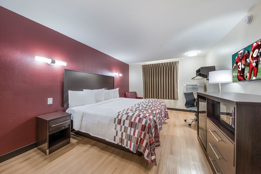 Deluxe Room, 1 King Bed, Accessible, Non Smoking - Photo 4