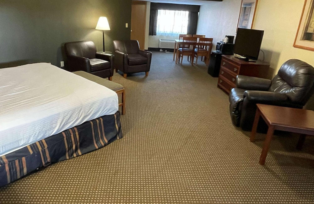 Suite, 1 King Bed, Accessible, Non Smoking photo 2