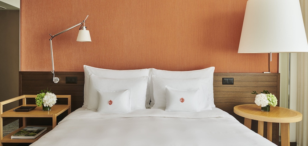 Junior Suite with One King Bed (Non Smoking)