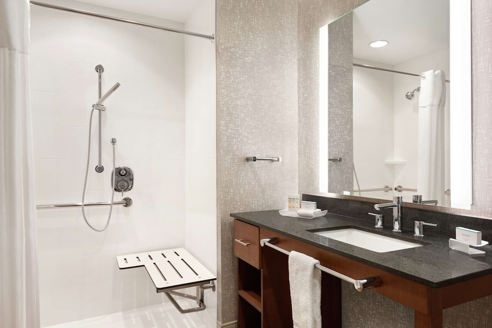 Suite, 2 Queen Beds, River Side (Roll-In Shower) - Photo 6