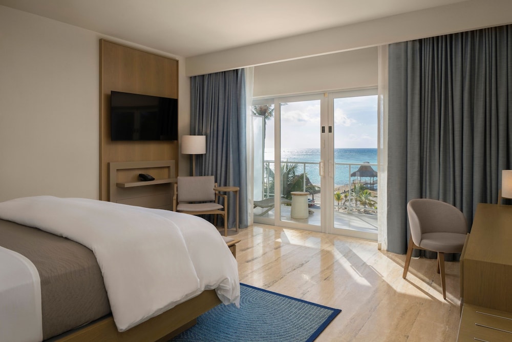Traditional Room, 1 King Bed, Ocean View (Balcony)