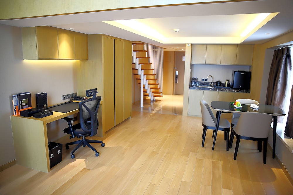 Deluxe Suite, 1 King Bed, Club Lounge Access photo 2