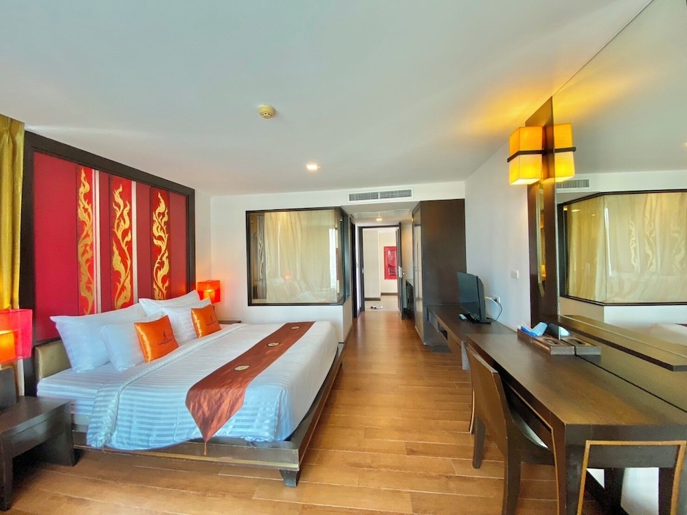 Deluxe Room, Sea View (King Bed) photo 3