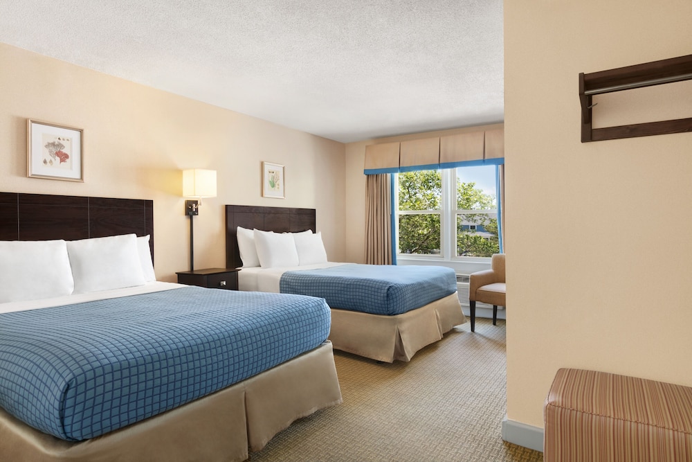 Standard Room, 2 Queen Beds, City View photo 2