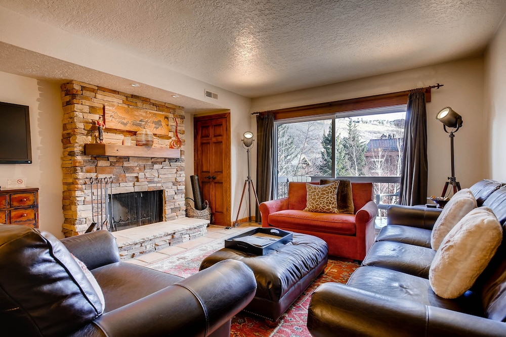 Condo, 2 Bedrooms