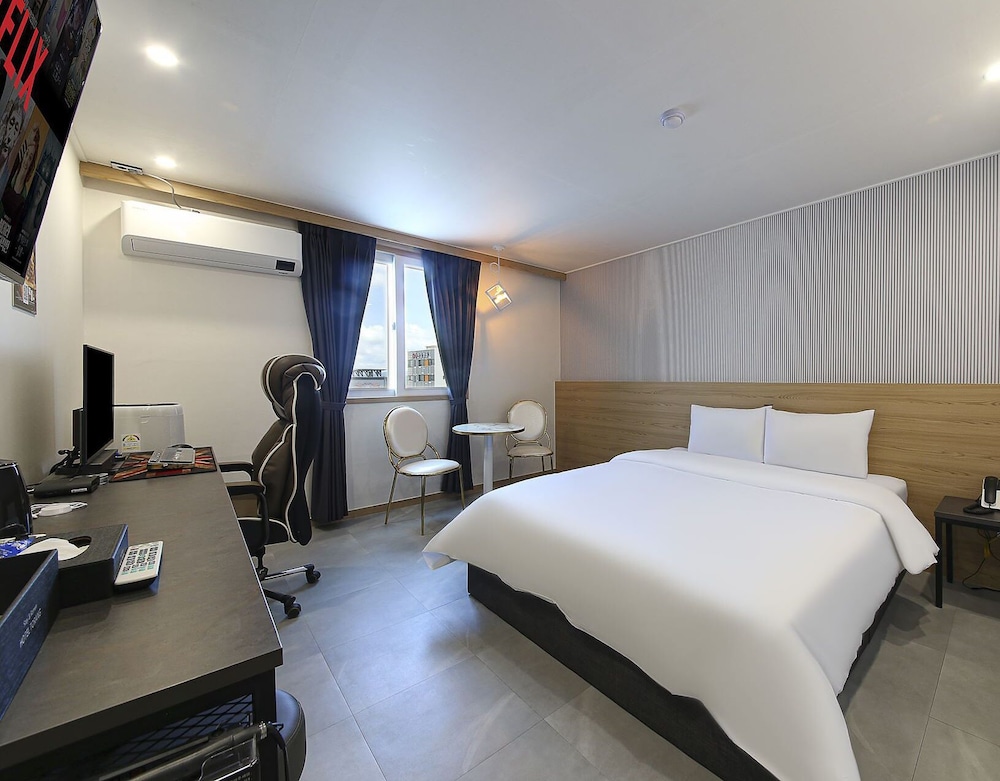 Business Room, 1 Double Bed, Non Smoking - Photo 1