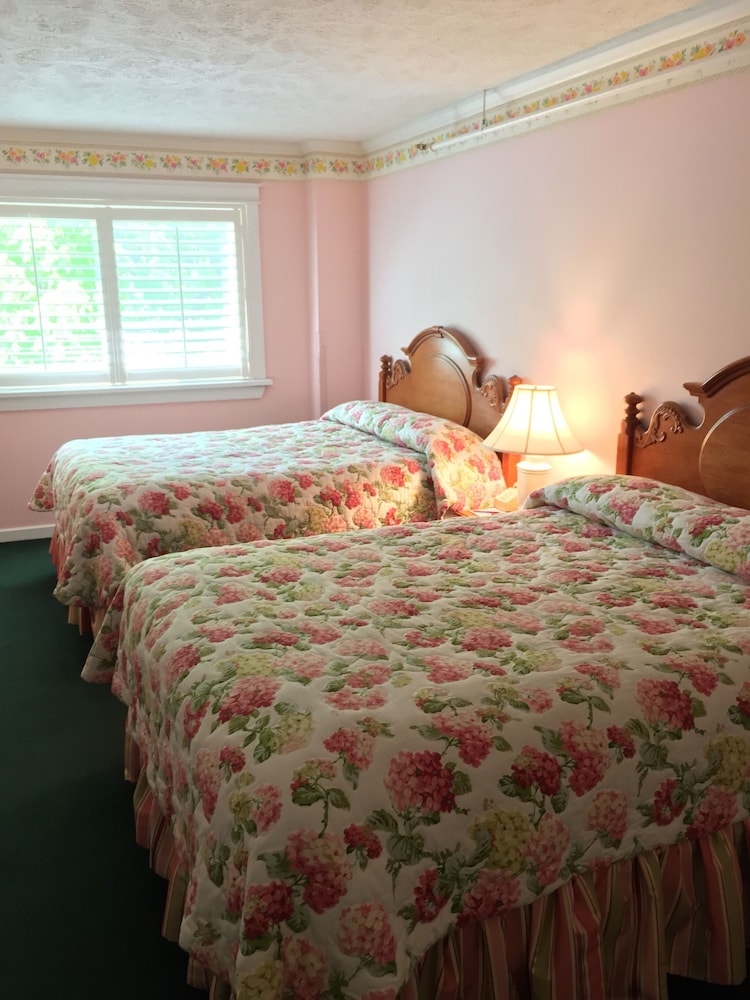 Family Room, 2 Queen Beds, Refrigerator & Microwave photo 1