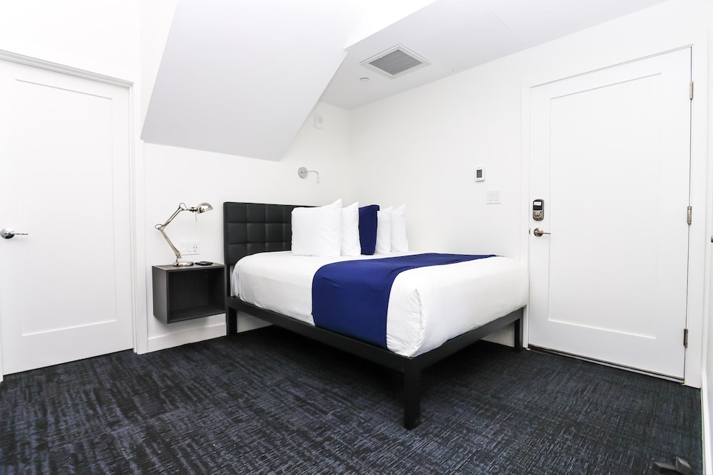 Standard Room (4th Floor - #405) photo 3