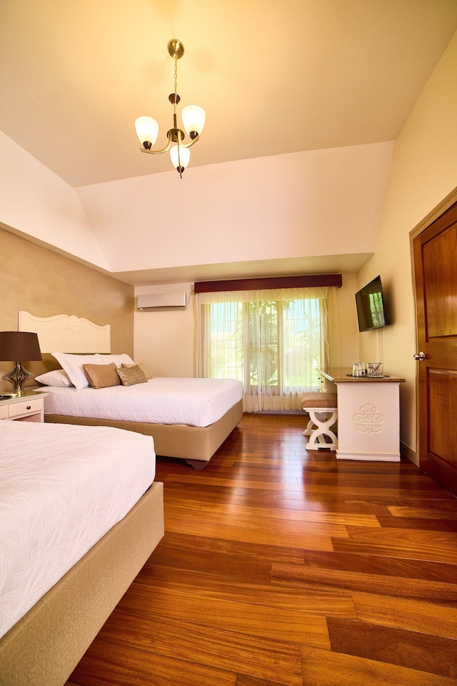 Deluxe Double Room, 2 Queen Beds - Photo 9