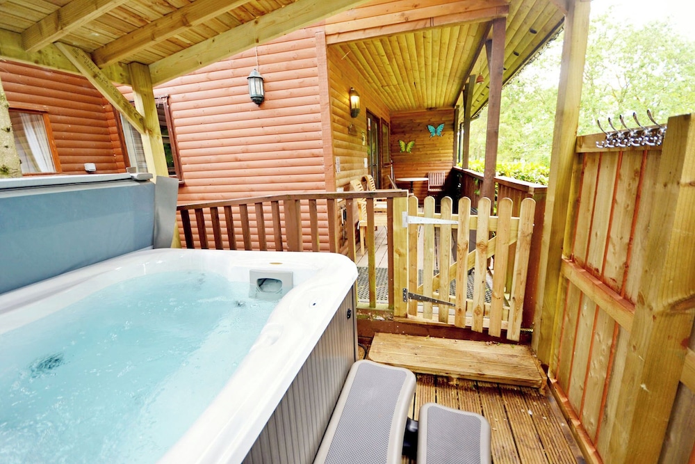 Traditional Chalet, 2 Bedrooms, Hot Tub photo 1