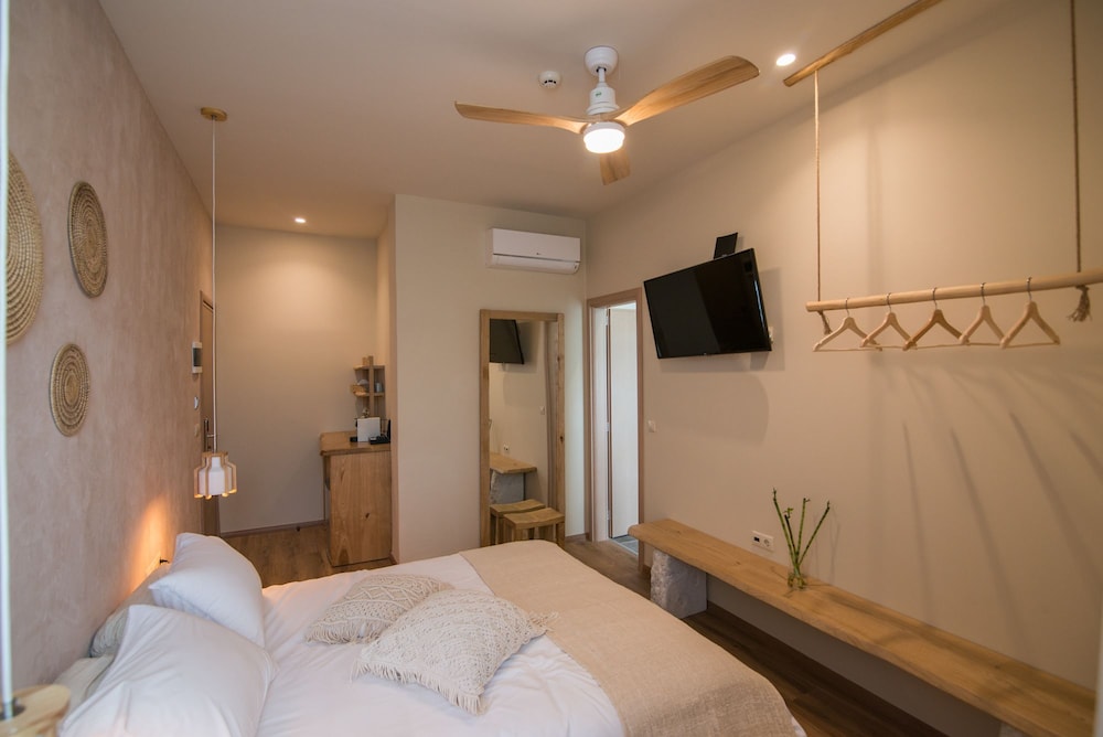 Deluxe Double Room, 1 Queen Bed, Lanai, City View (Carmen) photo 2