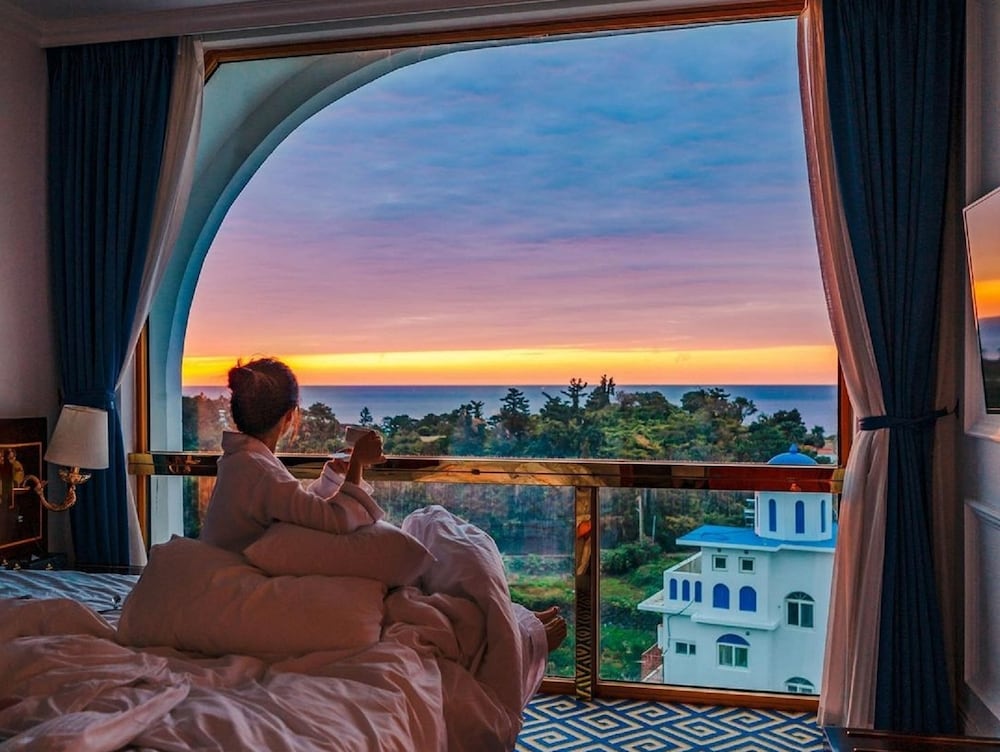 Ocean View Royal Suite with Jacuzzi - Photo 11