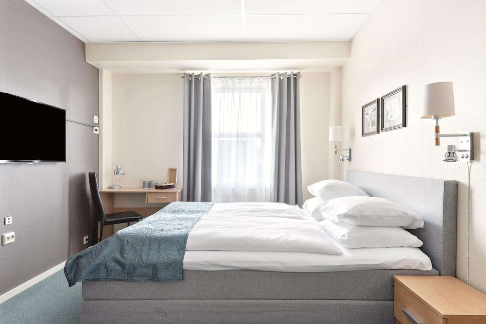 Standard Room, 1 Queen Bed, Non Smoking - Photo 6
