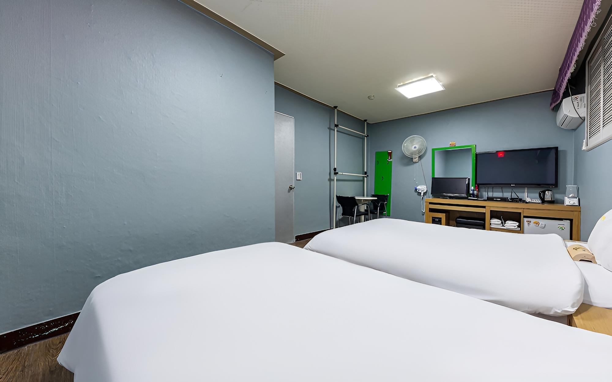 Room (Twin Room) - Photo 1