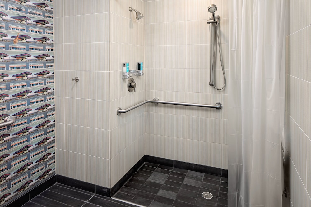 Room, 1 King Bed (Mobility/Hearing Access, Transf Shwr) - Photo 4