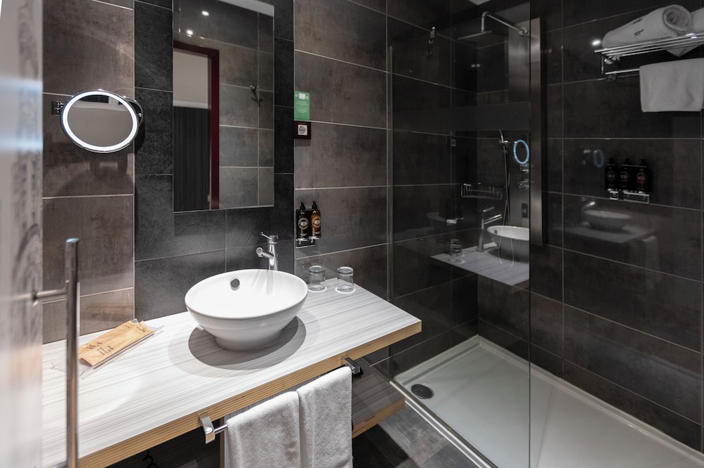 Standard Double Room - Photo 9