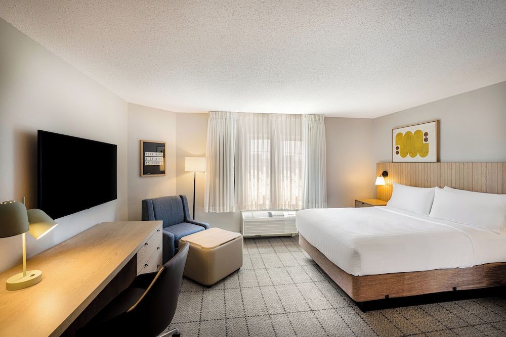 Deluxe Room, 1 King Bed (Studio Suite - King) - Photo 1