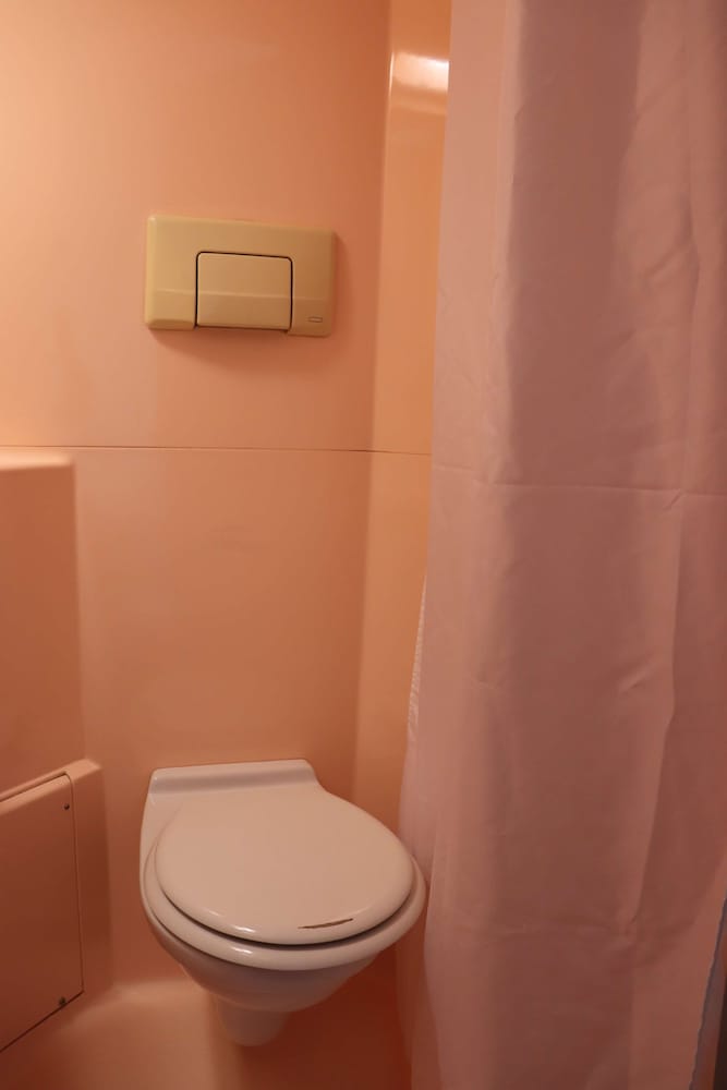 Standard Room, Multiple Beds (1 Double and 1 Single bed) - Photo 16