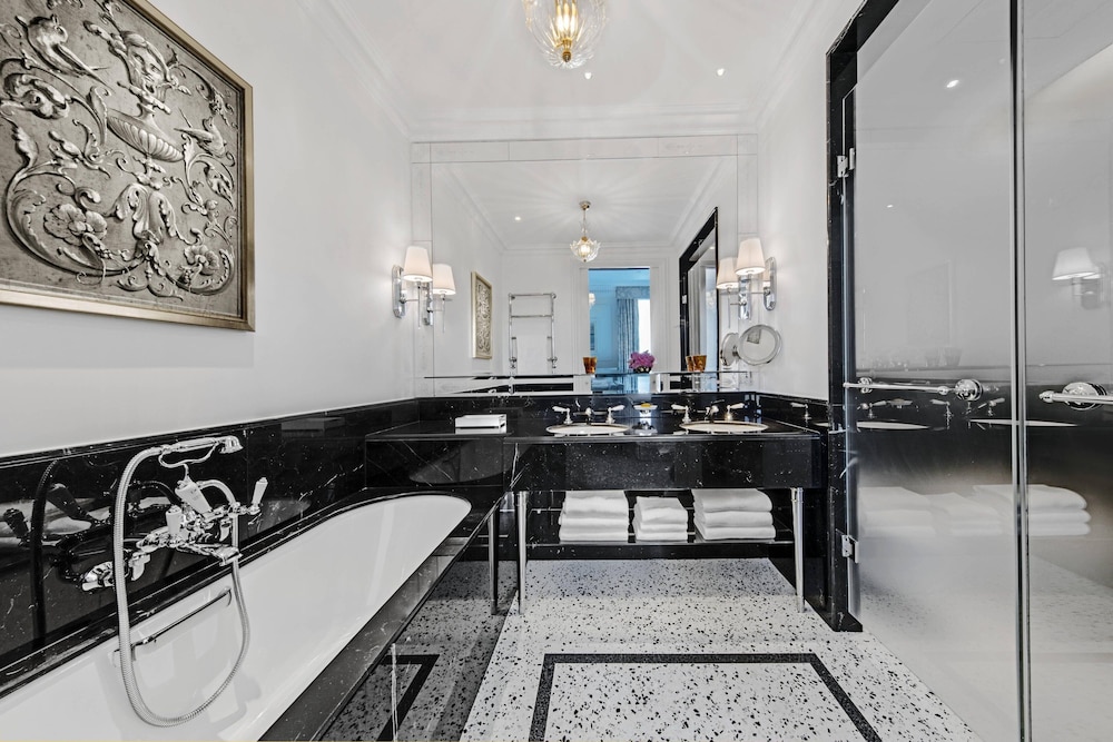Superior Room, 1 King Bed thumbnail 5